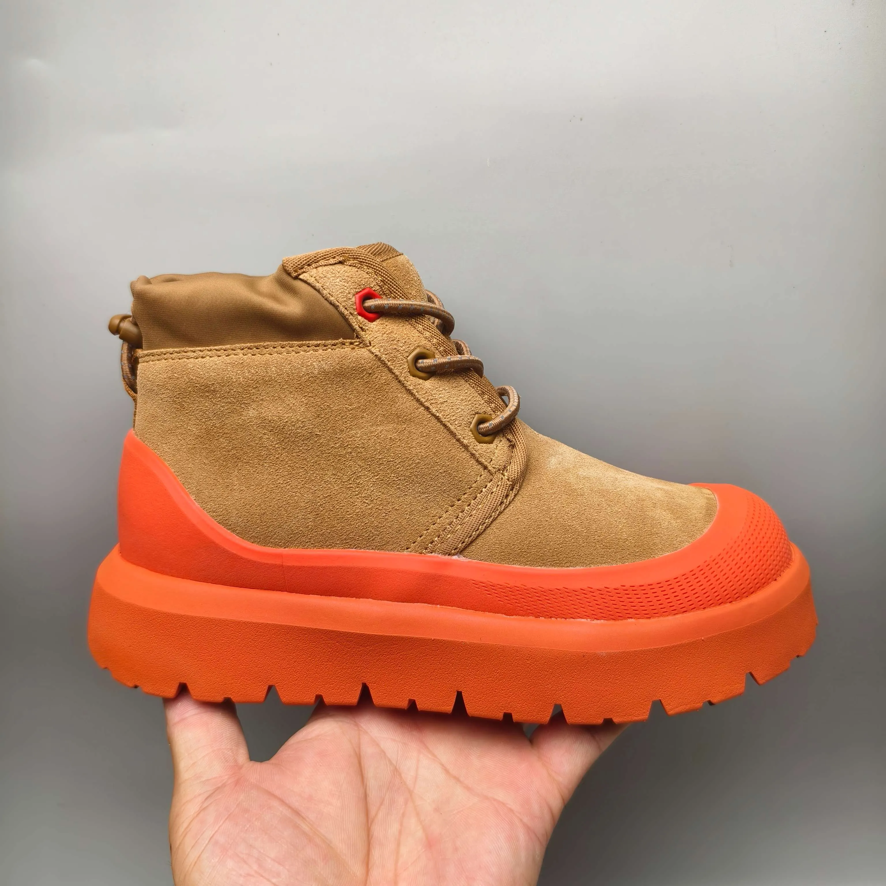 Couple model👫 💰560 UGG 3991 Tasman Weather Hybrid snow boots👢 Wang Yibo's same 👏 classic Tasman shoe model is added with a large orange sole, functional color contrast design, environmentally friendly waterproof and snowproof material, which is both fashionable and functional. At the same time, it is paired with the new UGG Keen furry color-blocking jacket. Bright orange and maroon collide to create a new light outdoor style and open up a new travel experience in early autumn! Using the best materials, the 17mm fur integrated surface is warmer and breathable, and the outsole is upgraded to a lightweight and wear-resistant light wing technology outsole!  Color: Black White Red Blue Light Gray Dark Gray Military Green Yellow Size: 35-46